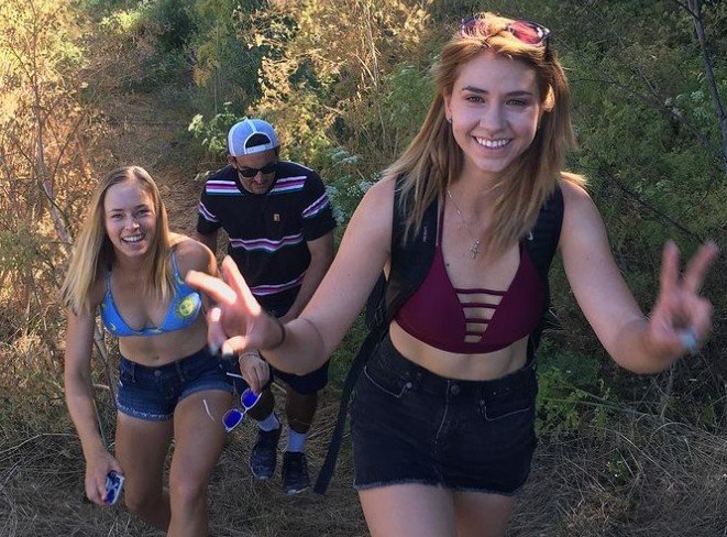 Кэти Волынец: летние фото в купальнике Кэти Волынец: летние фото в купальнике