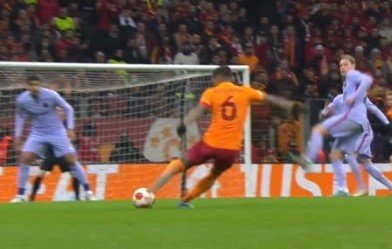 «Барселона» одержала волевую победу над «Галатасараем» в ЛЕ (голы, видео) «Барселона» одержала волевую победу над «Галатасараем» в ЛЕ (голы, видео)