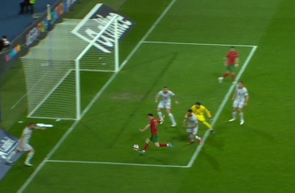 Дубль Фернандеша вывел Португалию на ЧМ в Катар (голы, видео) Дубль Фернандеша вывел Португалию на ЧМ в Катар (голы, видео)