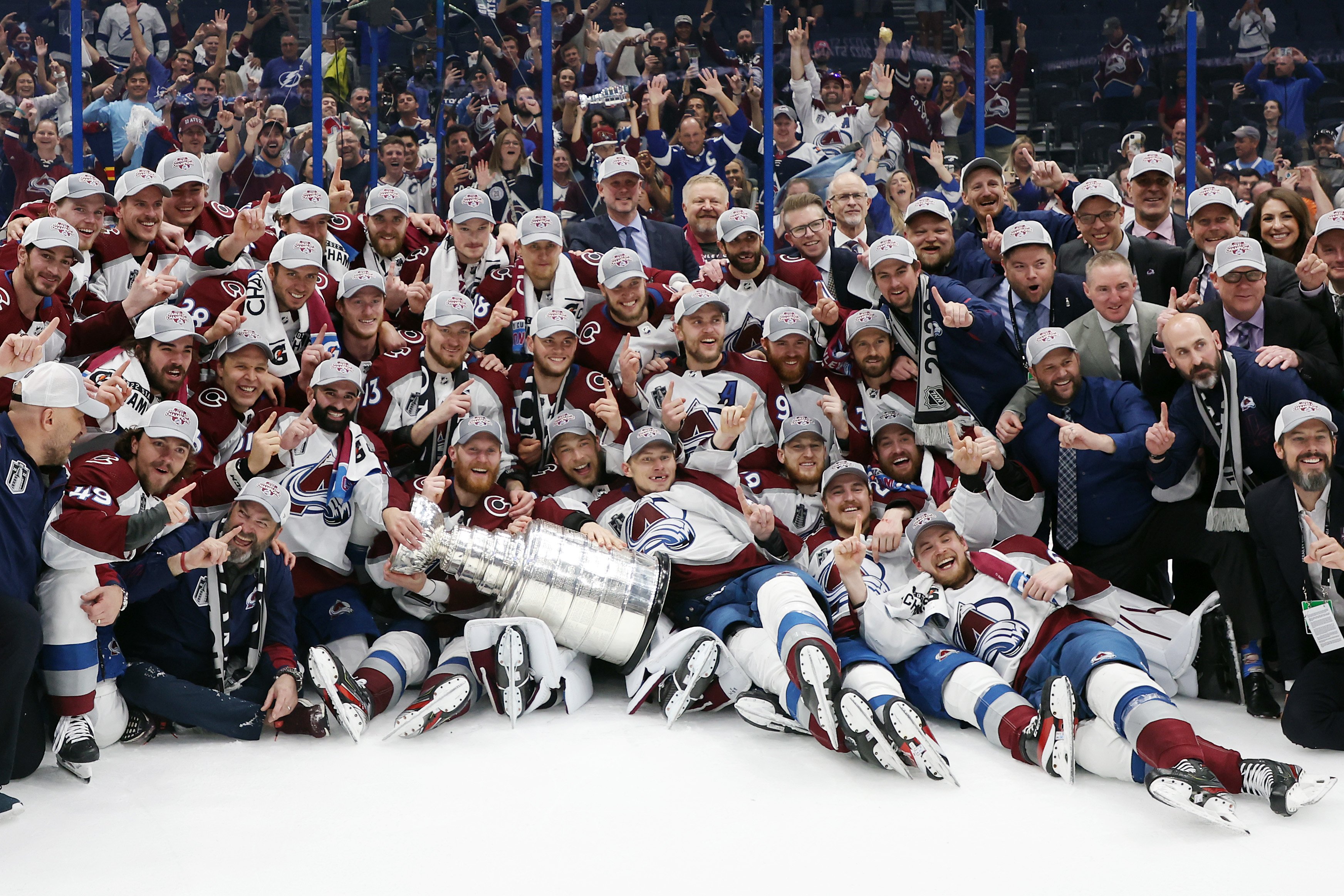 Colorado avalanche. Колорадо Эвеланш Кубок Стэнли 2022. Колорадо Эвеланш Кубок Стэнли. Колорадо Кубок Стэнли 2022. Колорадо Эвеланш обладатель Кубка Стэнли.