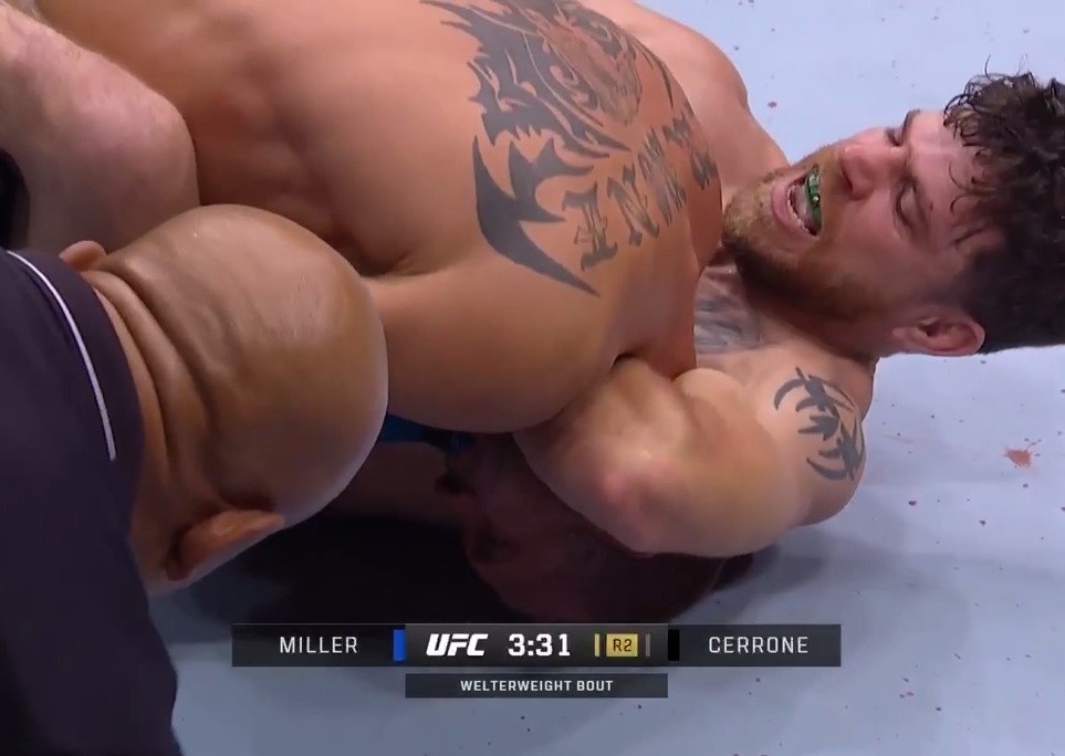 Миллер задушил «Ковбоя» и отправил того на «пенсию» (UFC, видео) Миллер задушил «Ковбоя» и отправил того на «пенсию» (UFC, видео)