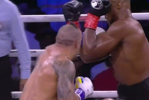 Усик повторно победил Джошуа по очкам и сохранил 4 пояса чемпиона (Видео)