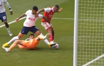 «Арсенал» обыграл в дерби «Тоттенхэм» и остался лидером АПЛ (голы, видео)