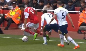 «Арсенал» обыграл в дерби «Тоттенхэм» и остался лидером АПЛ (голы, видео)