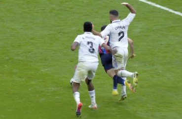 «Реал» обыграл «Барселону» и вышел на чистое 1-е место (Примера, видео)