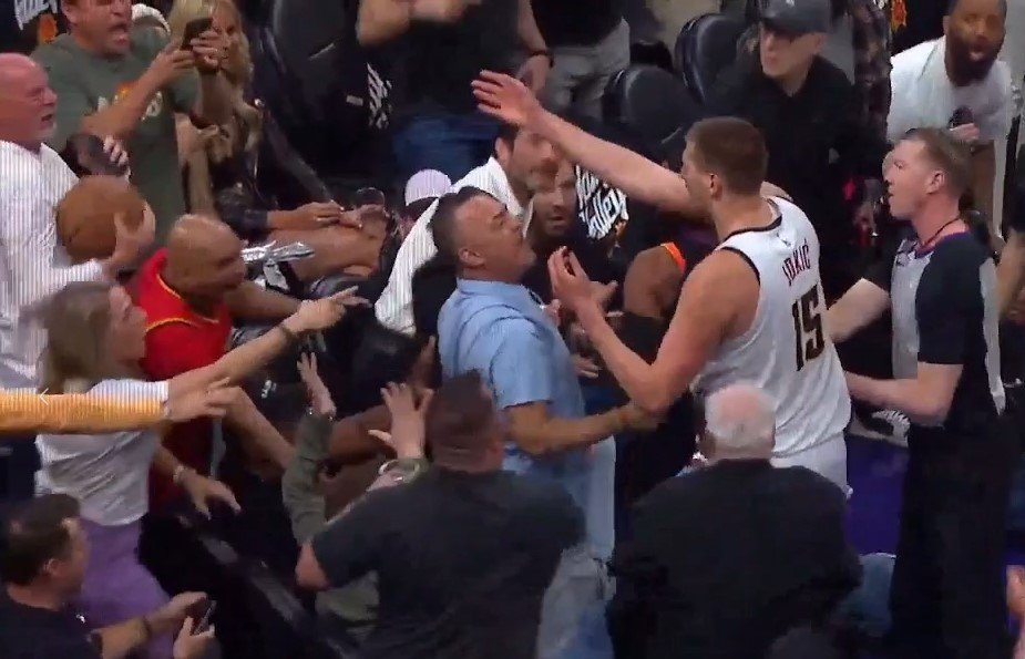 Йокич пытался вырвать мяч у владельца «Финикса» (НБА, видео)