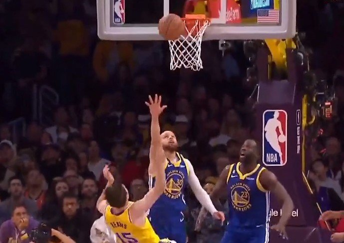 «Лейкерс» выбили «Голден Стэйт» из плей-офф НБА и вышли в 1/2 финала (Видео)