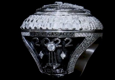 Женский «Лас Вегас» представил чемпионский перстень - 561 бриллиант, 11 карат Женский «Лас Вегас» представил чемпионский перстень - 561 бриллиант, 11 карат