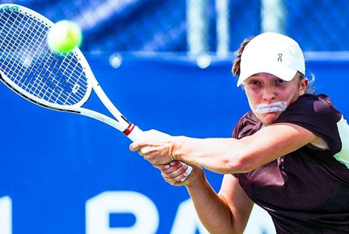 Тренеры «наказали» Швентек, заклеив рот на корте