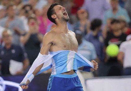 Джокович разорвал на себе майку после тяжелой победы над Алькарасом (Видео)