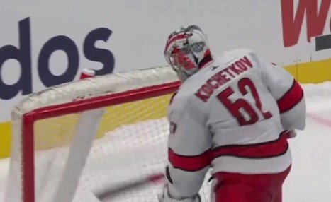 Вратарь «Каролины» Кочетков «отметил» поражение сломанной клюшкой (НХЛ, видео)