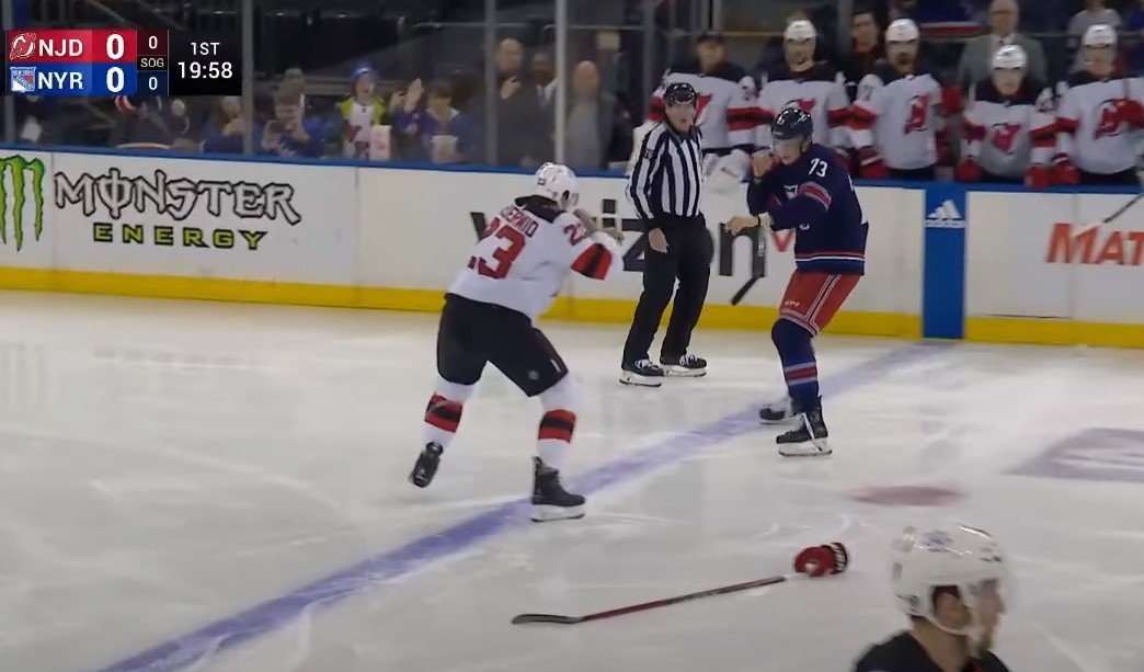 В НХЛ состоялась массовая драка уже на 2-й секунде матча (Видео) В НХЛ состоялась массовая драка уже на 2-й секунде матча (Видео)