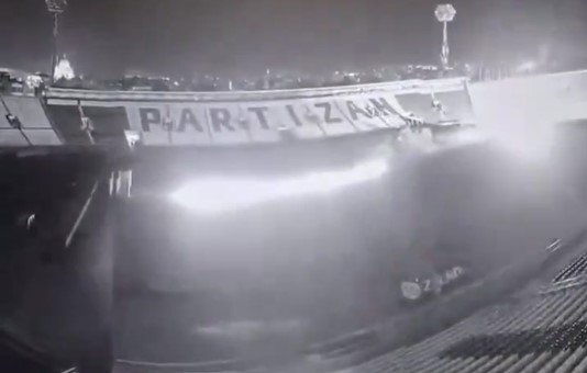 Футбольное сербское дерби под угрозой - вандалы подожгли поле «Партизана» (Видео)