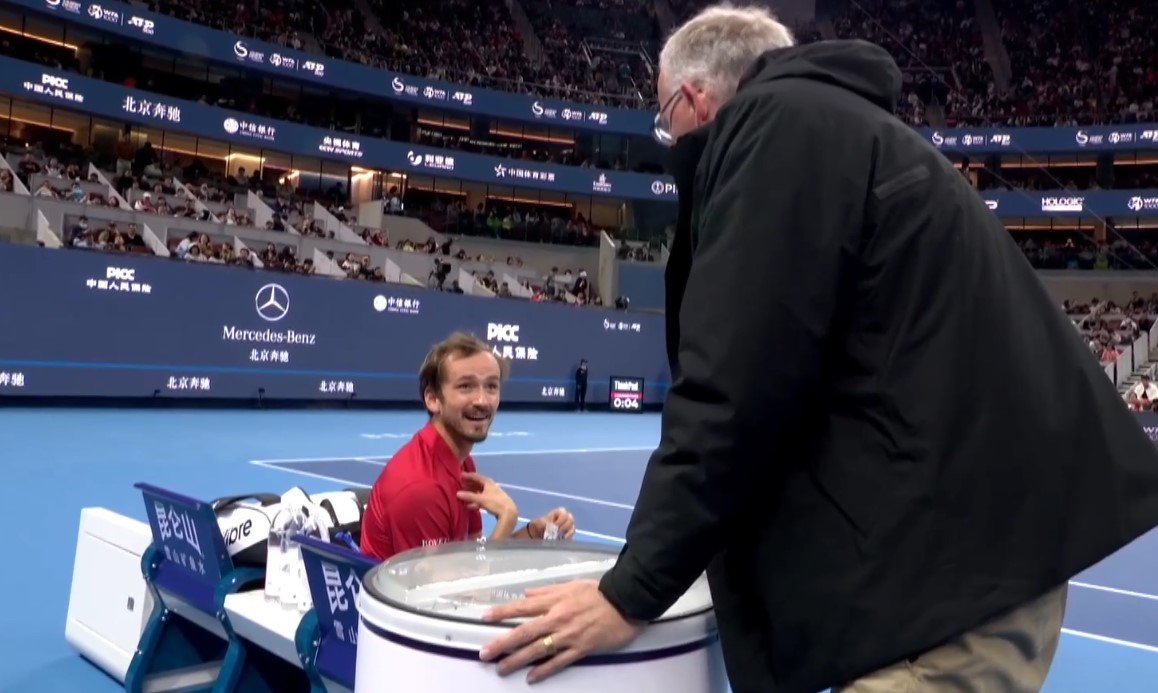 Медведев не смог пробиться в финал в Пекине, уступив в 2-х сетах Алькарасу