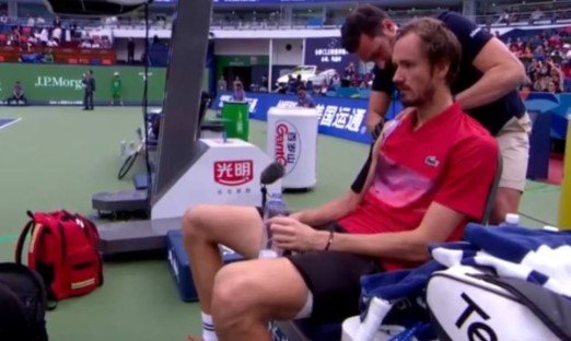 Синнер в двух сетах разгромил Медведева на турнире в Шанхае (1/4 финала, «Мастерс») Синнер в двух сетах разгромил Медведева на турнире в Шанхае (1/4 финала, «Мастерс»)