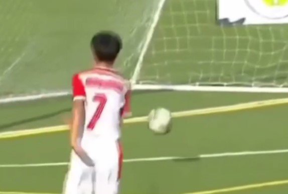 Тайский футболист рассмешил комментаторов, заранее отпраздновав гол (Видео)
