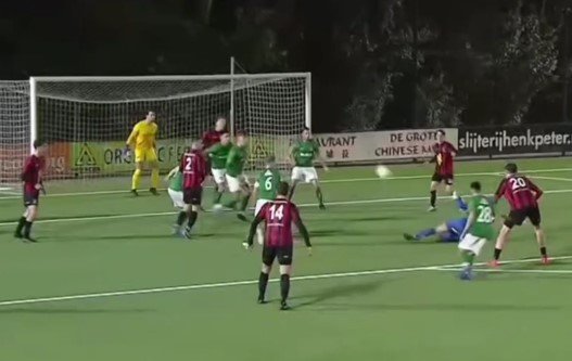 Голландский вратарь забил невероятный гол лежа (Кубок Нидерландов, видео)