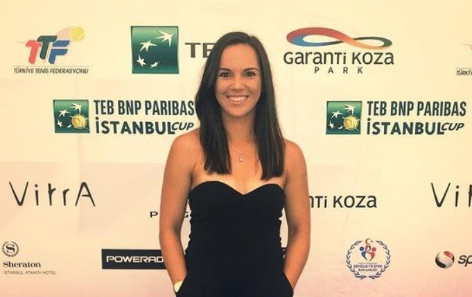 Дезире Кравчик: летние фото в купальнике (теннис)