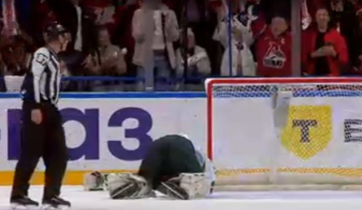 «Локомотив» вырвал победу у «Ак Барса» за 2 минуты до сирены (КХЛ, видео) «Локомотив» вырвал победу у «Ак Барса» за 2 минуты до сирены (КХЛ, видео)