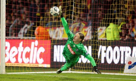 Сафонов взял 2 пенальти и помог «ПСЖ» пройти «Ланс» в Кубке Франции (Видео) Сафонов взял 2 пенальти и помог «ПСЖ» пройти «Ланс» в Кубке Франции (Видео)