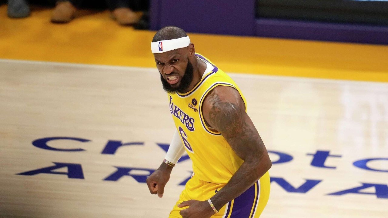 ЛеБрон Джеймс стал первым, кто сыграл в НБА в 18 и в 40 лет (Видео)