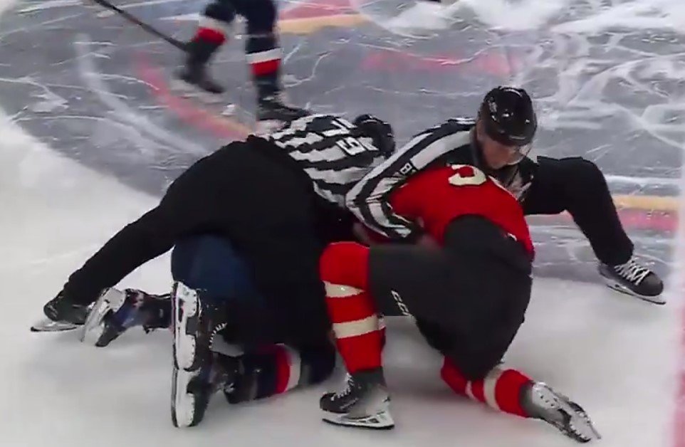 Хоккей: Матч США - Канада начался с тройной драки (Видео) Хоккей: Матч США - Канада начался с тройной драки (Видео)