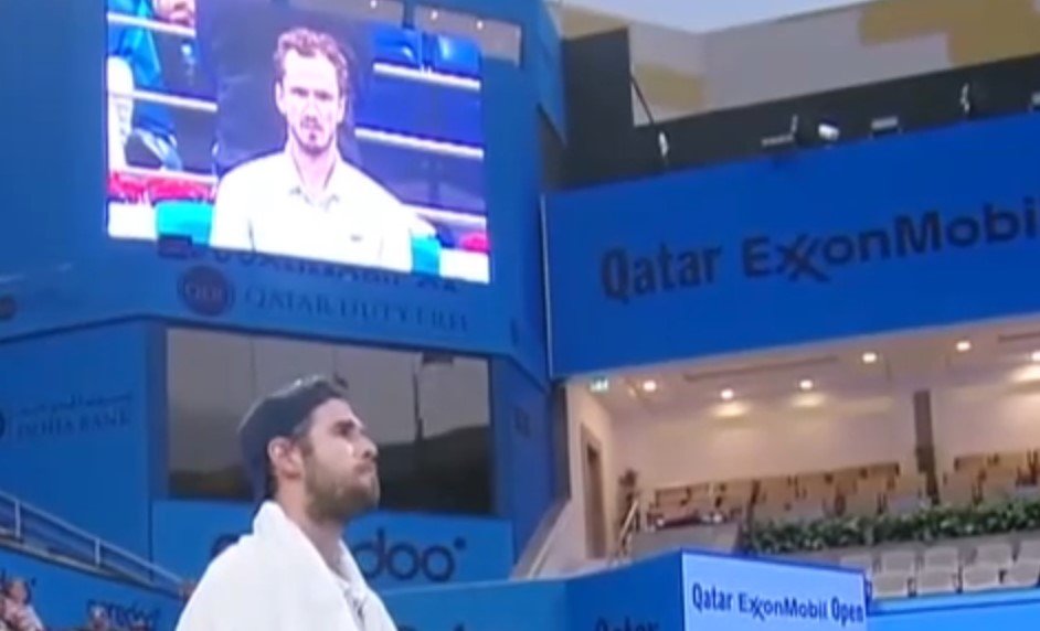 Медведев обыграл Хачанова и вышел во 2-й круг в Дохе (АТП-500) Медведев обыграл Хачанова и вышел во 2-й круг в Дохе (АТП-500)