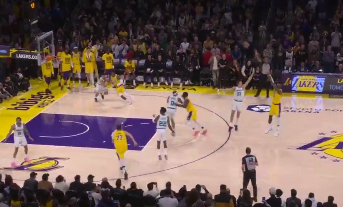 «Лейкерс» проиграл дома «Шарлотту» - Леброн смазал две трешки в концовке (НБА, видео)
