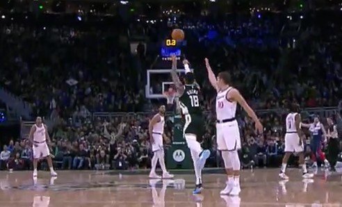 Кузма оформил невероятный баззер со своей половины (НБА, видео)
