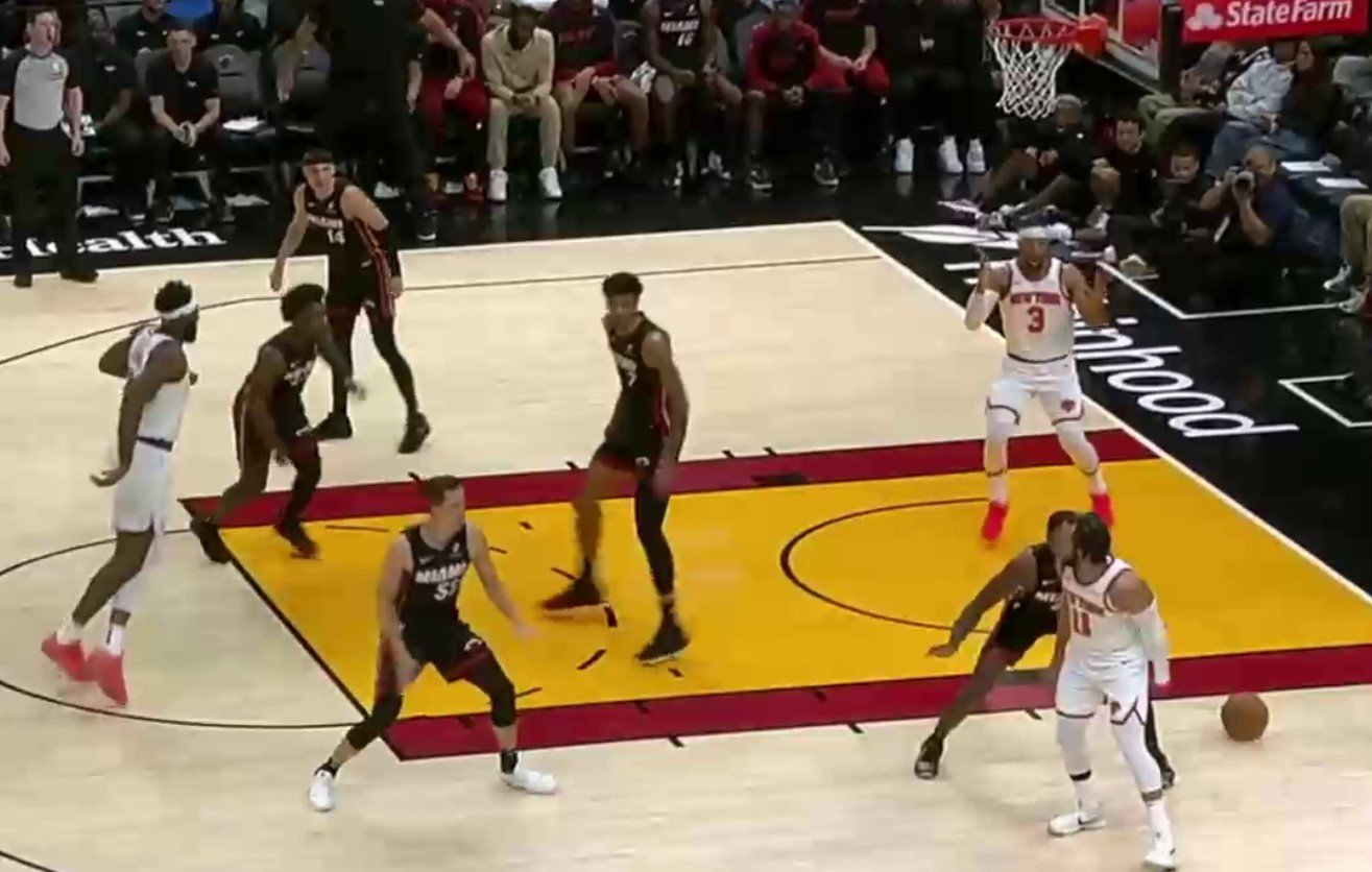 Брансон («Нью-Йорк») отдал чудо-пас, стоя спиной к кольцу (НБА, видео)