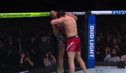 Магомед Анкалаев отобрал у Перейры титул чемпиона UFC в полутяжелом весе - единогласно