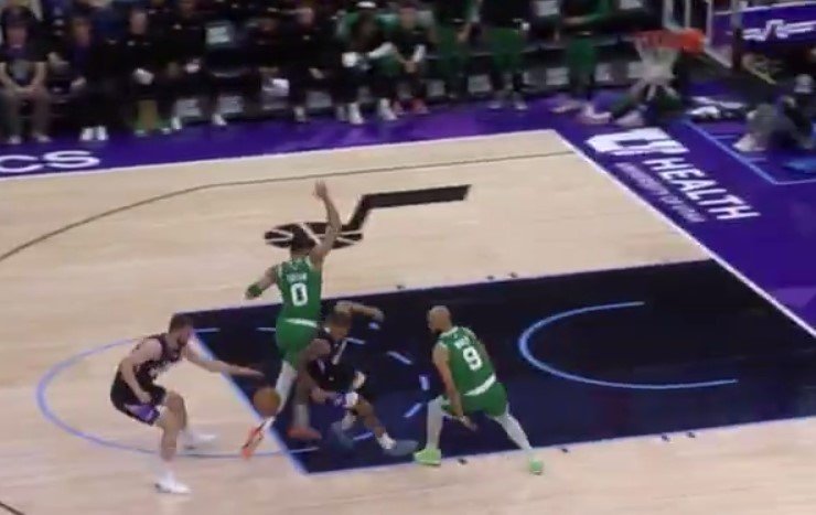 «Бостон» разгромил на выезде «Юту», Тейтум исполнил футбольный трюк (НБА, видео) «Бостон» разгромил на выезде «Юту», Тейтум исполнил футбольный трюк (НБА, видео)