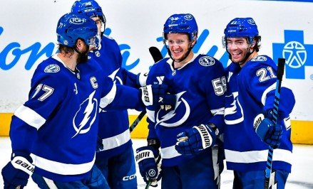 «Тампа» всухую уничтожила «Юту», забросив 8 шайб, у Кучерова - 4 очка (1 + 3) НХЛ, видео