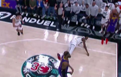 Джексон («Мемфис») обманул судью и «выпросил» фол для Леброна (НБА, видео) Джексон («Мемфис») обманул судью и «выпросил» фол для Леброна (НБА, видео)