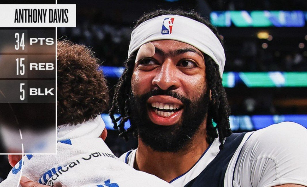 Дэвису («Даллас») локтем разбил бровь свой же игрок - НБА, видео Дэвису («Даллас») локтем разбил бровь свой же игрок - НБА, видео