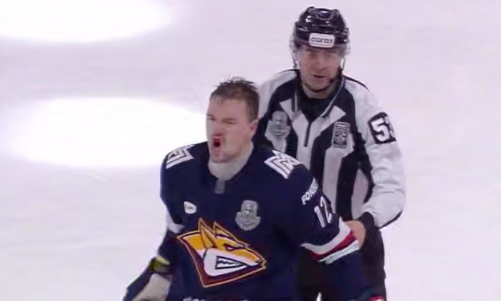 «Металлург» и «Авангард» устроили массовую потасовку в 5-м матче серии (КХЛ, Видео)