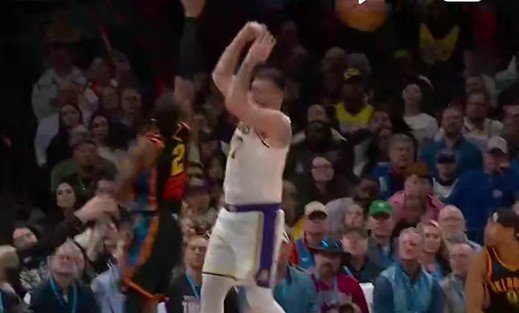 «Лейкерс» разгромил на выезде «Оклахому», у Дончича - шикарный пас не глядя за спину (НБА, видео)