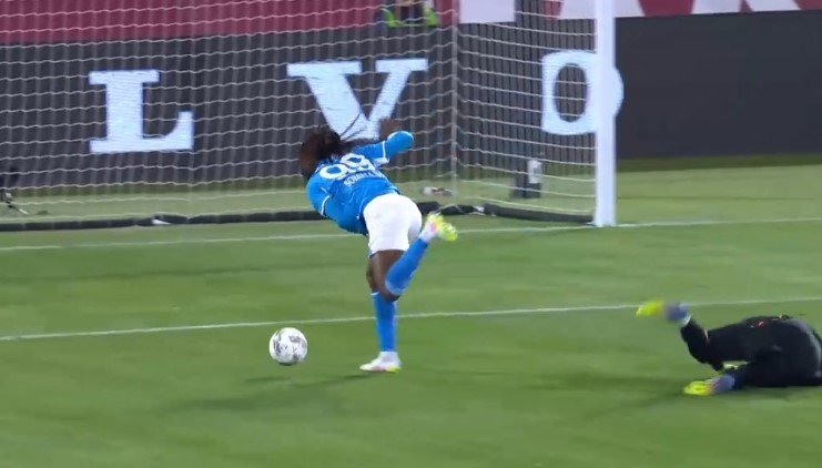 Н'Дойе («Болонья») пяткой отобрал 2 очка у «Наполи» - красивый гол в Серии А (Видео) Н'Дойе («Болонья») пяткой отобрал 2 очка у «Наполи» - красивый гол в Серии А (Видео)