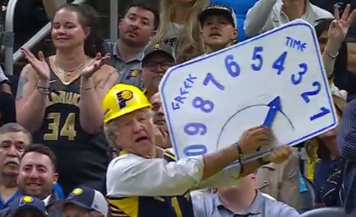 Болельщик «Индианы» сбивал Янниса плакатом с «таймером» (НБА, видео)