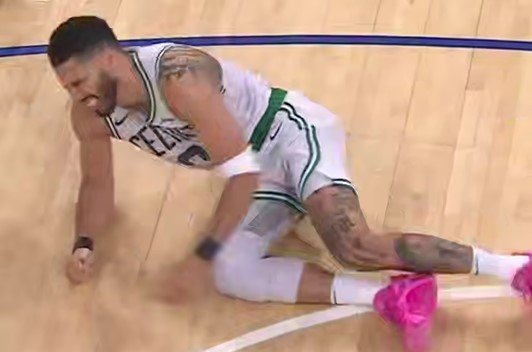 Тейтум получил травму - «Бостон» проиграл и в шаге от вылета из плей-офф (НБА, видео) Тейтум получил травму - «Бостон» проиграл и в шаге от вылета из плей-офф (НБА, видео)