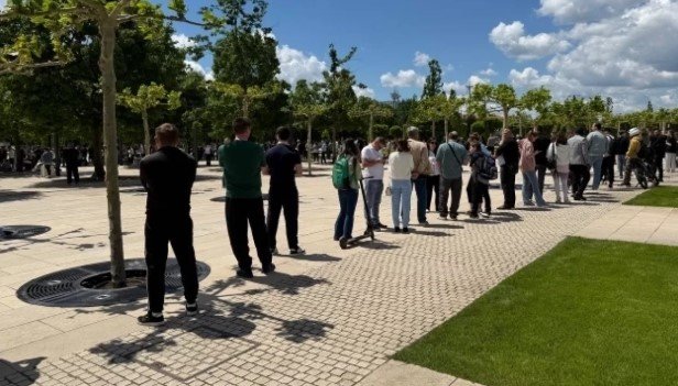 «Краснодар» поднял цены на билеты с «Динамо», но все равно километровые очереди (Видео) «Краснодар» поднял цены на билеты с «Динамо», но все равно километровые очереди (Видео)