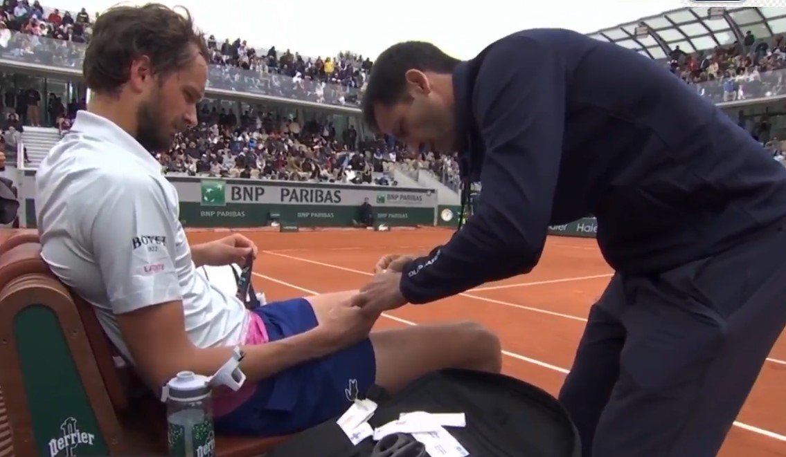 Медведев сенсационно вылетел с «Ролан Гаррос», уступив в 1-м круге Норри в 5-ти сетах Медведев сенсационно вылетел с «Ролан Гаррос», уступив в 1-м круге Норри в 5-ти сетах