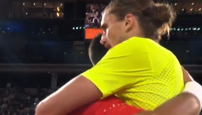 Джокович в 4-х сетах обыграл Зверева и вышел в полуфинал «Ролан Гаррос»