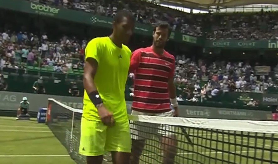 Хачанов в трех сетах обыграл Оже-Альяссима и вышел в 1/4 финала в Галле (АТП-500) Хачанов в трех сетах обыграл Оже-Альяссима и вышел в 1/4 финала в Галле (АТП-500)