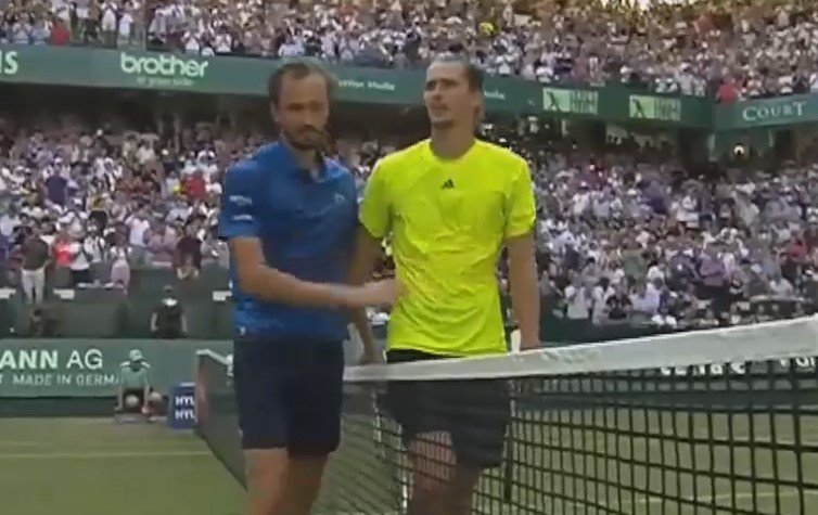 Медведев в 3-х сетах обыграл Зверева и вышел в финал в Галле (АТП-500)