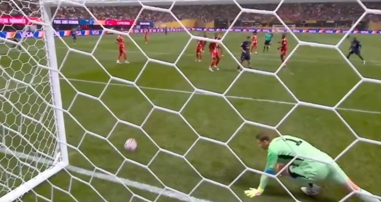 Клубный ЧМ: «ПСЖ» обыграл «Баварию» и пробился в полуфинал, завершали вдевятером (голы, видео)