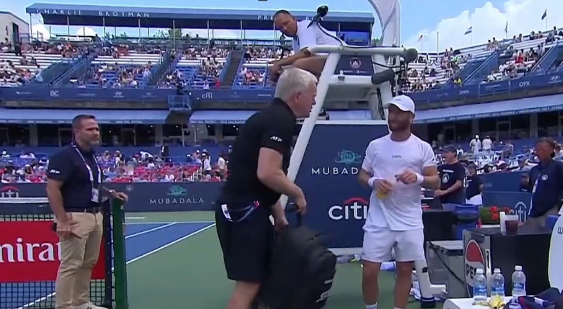 После поражения от Муте Медведев пытался разбить спонсорскую воду о корт (Видео)