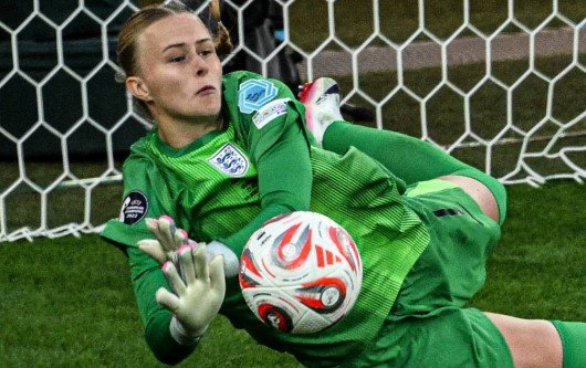 Вратарская шпаргалка Хэмптон помогла сборной Англии выиграть женское Евро по футболу Вратарская шпаргалка Хэмптон помогла сборной Англии выиграть женское Евро по футболу