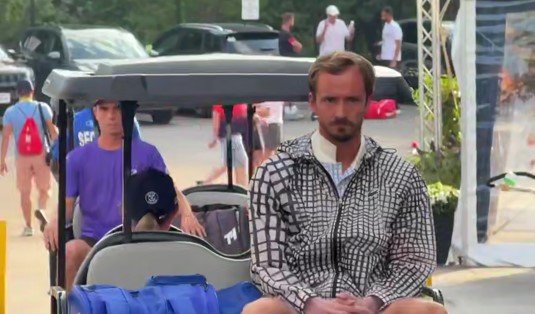 Медведев в 3-х сетах проиграл Попырину и покидает «Мастерс» в Торонто Медведев в 3-х сетах проиграл Попырину и покидает «Мастерс» в Торонто