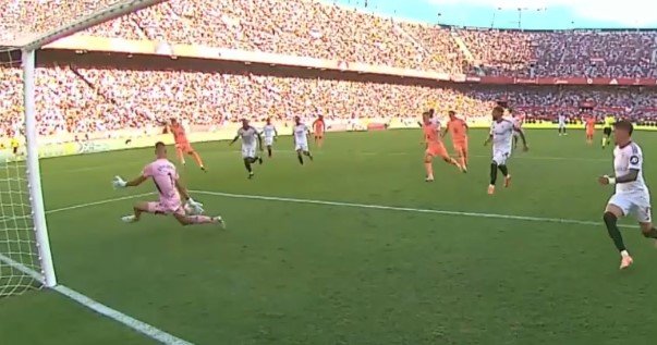 «Барселона» крупно проиграла на выезде «Севилье», Левандовски смазал пенальти